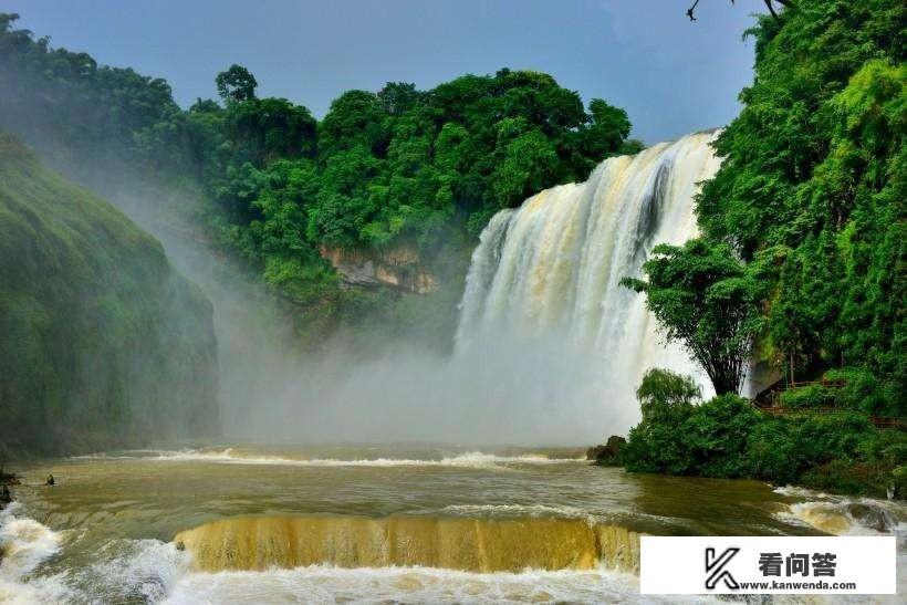 如果德天瀑布和黄果树瀑布，让你二选一去旅行，你选择哪个，为什么？