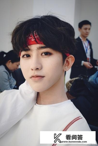 内双女生该怎么化妆，才能get偶像练习生蔡徐坤同款电眼？