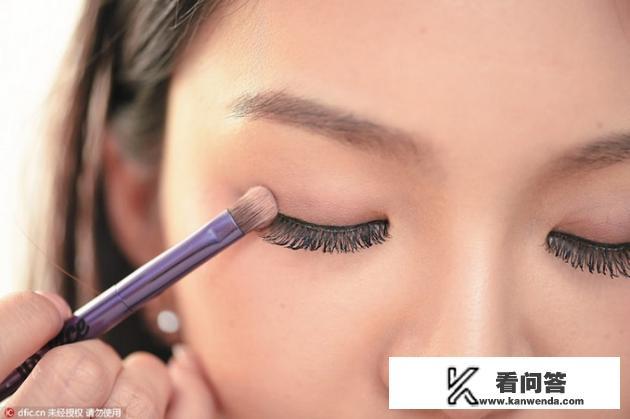 内双女生该怎么化妆，才能get偶像练习生蔡徐坤同款电眼？