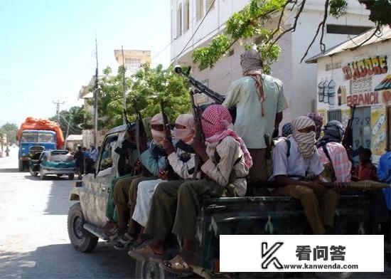 摩加迪沙战争最后那个美国指挥官怎么样了？