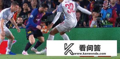 欧冠最争议一幕,梅西突破造对手手球,裁判没表示。对此你怎么看? 欧冠最争议一幕,梅西突破造对手手球,裁判没表示。对此你怎么看?