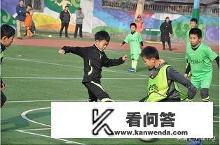 足球比赛在夏天进行好还是冬天进行好？为什么？