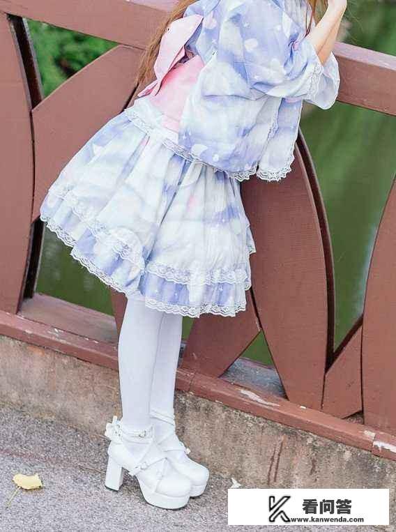 穿白丝袜扎双马尾上街真的很奇怪吗？