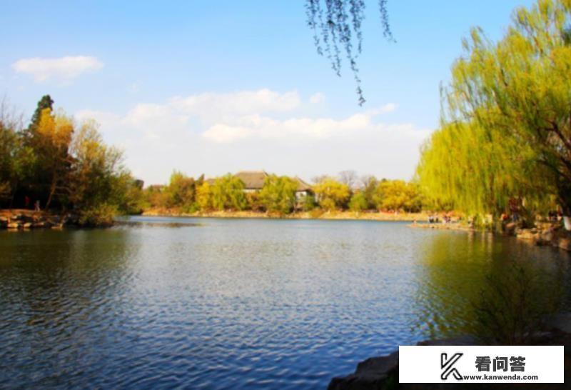 北京大学校园内的标志景点是什么？