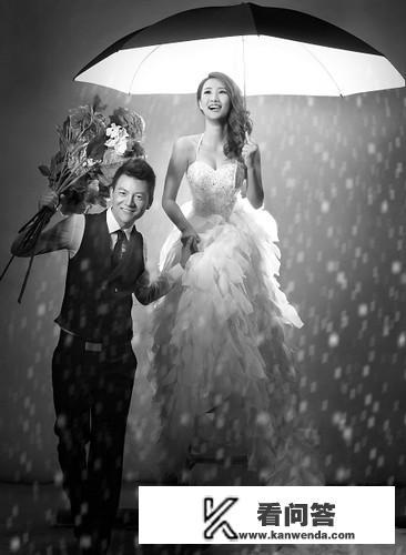 找一本无聊的小说，男主从山上来，武功很吊，下山为了找他一个明星老婆，后来他又有了好多老婆，黑白通？