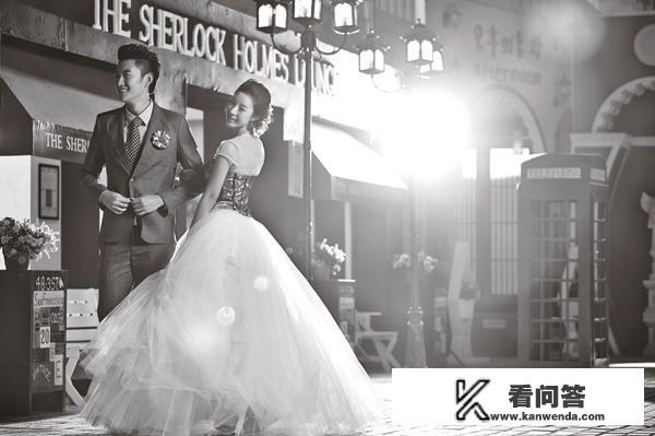 找一本无聊的小说，男主从山上来，武功很吊，下山为了找他一个明星老婆，后来他又有了好多老婆，黑白通？