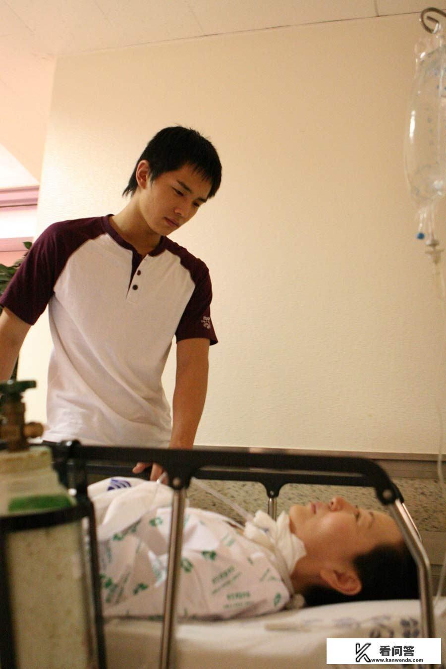 一个小男孩喜欢隔壁邻居女阿姨弹钢琴,后来他妈妈生病了那个电影叫什么韩国的？