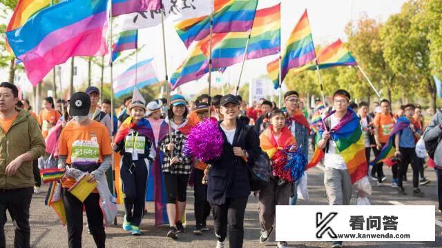 外国对同性恋包容力一直很强大，就在刚刚微博做出承诺不再“封杀”同性恋，你怎么看？