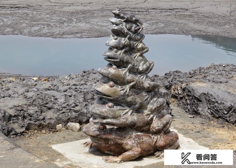 日月潭九蛙叠像：九只大青蛙齐齐露出水面，究竟是几个意思？