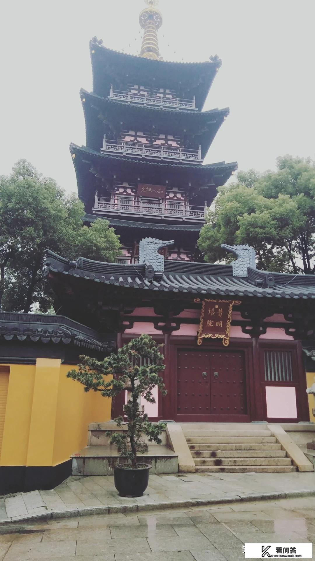 “姑苏城外寒山寺”中的“寒山”是一座山的名字，还是一个人的名字？