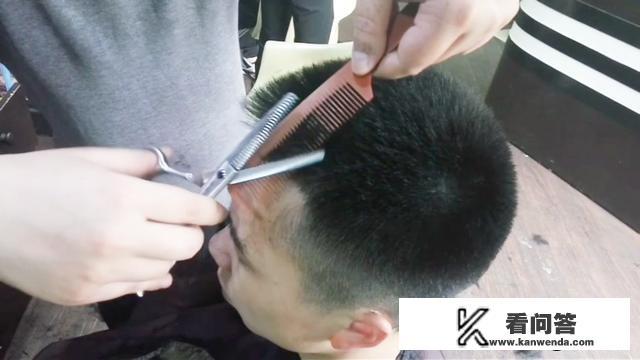 家庭理发，头发渣掉进衣服里，如何清洗掉衣服上的头发渣？