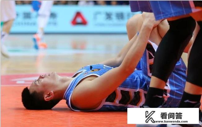 北京男篮4位主力因伤缺席，翟小川受伤只能用替身拍广告，而孙悦和陈露则在美国训练，对此你怎么看？