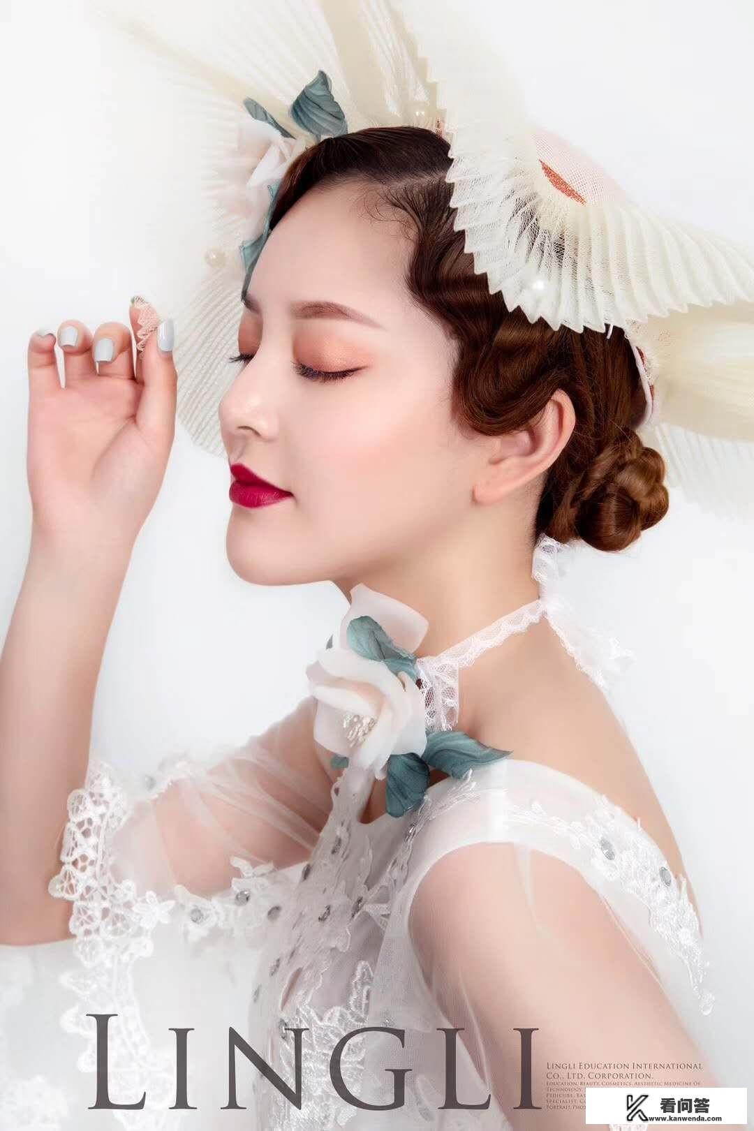 23岁的女生，是学电脑，还是美甲、美睫呢？