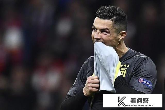 欧冠尤文0-2马竞，采访区C罗被媒体挑衅激怒，再次竖起五指：我有5座欧冠，你怎么看？