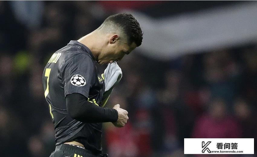 欧冠尤文0-2马竞，采访区C罗被媒体挑衅激怒，再次竖起五指：我有5座欧冠，你怎么看？