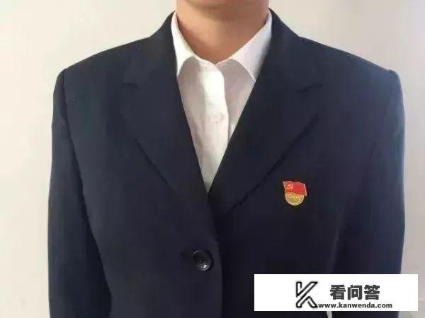 党徽的正确佩戴方法？