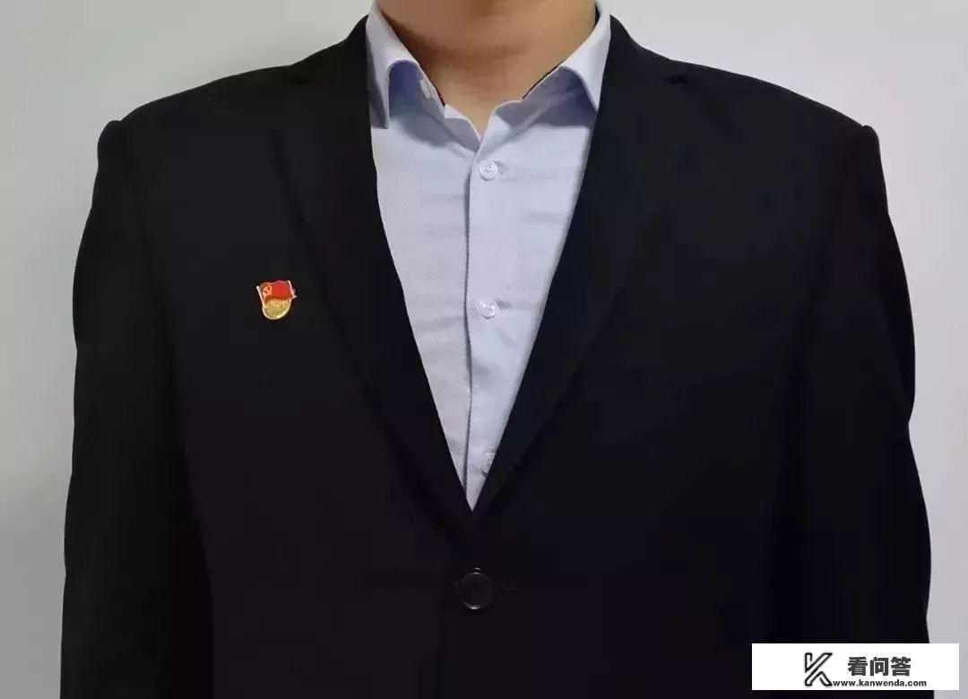 党徽的正确佩戴方法？