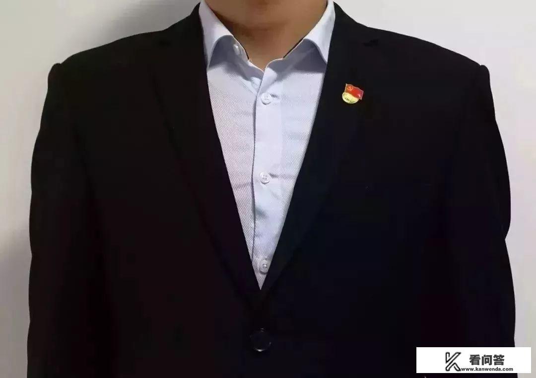 党徽的正确佩戴方法？