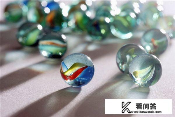 现在孩子玩平板，打电动，有70-80后，弹溜溜，打沙包跳皮筋快乐吗？