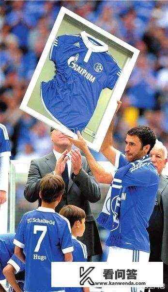 劳尔除了是皇马的传奇，还是沙尔克04的传奇吗？