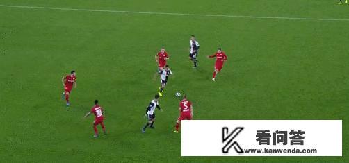 欧冠小组赛第二轮,C罗破荒帮助尤文锁定胜局,为什么庆祝时他面无表情? 欧冠小组赛第二轮,C罗破荒帮助尤文锁定胜局,为什么庆祝时他面无表情?