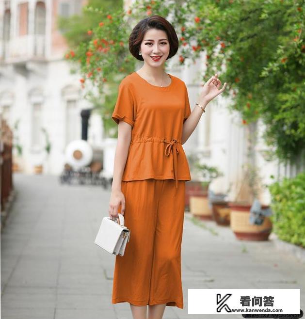 秋季了，有哪些适合中老年人减龄、时尚的穿搭？