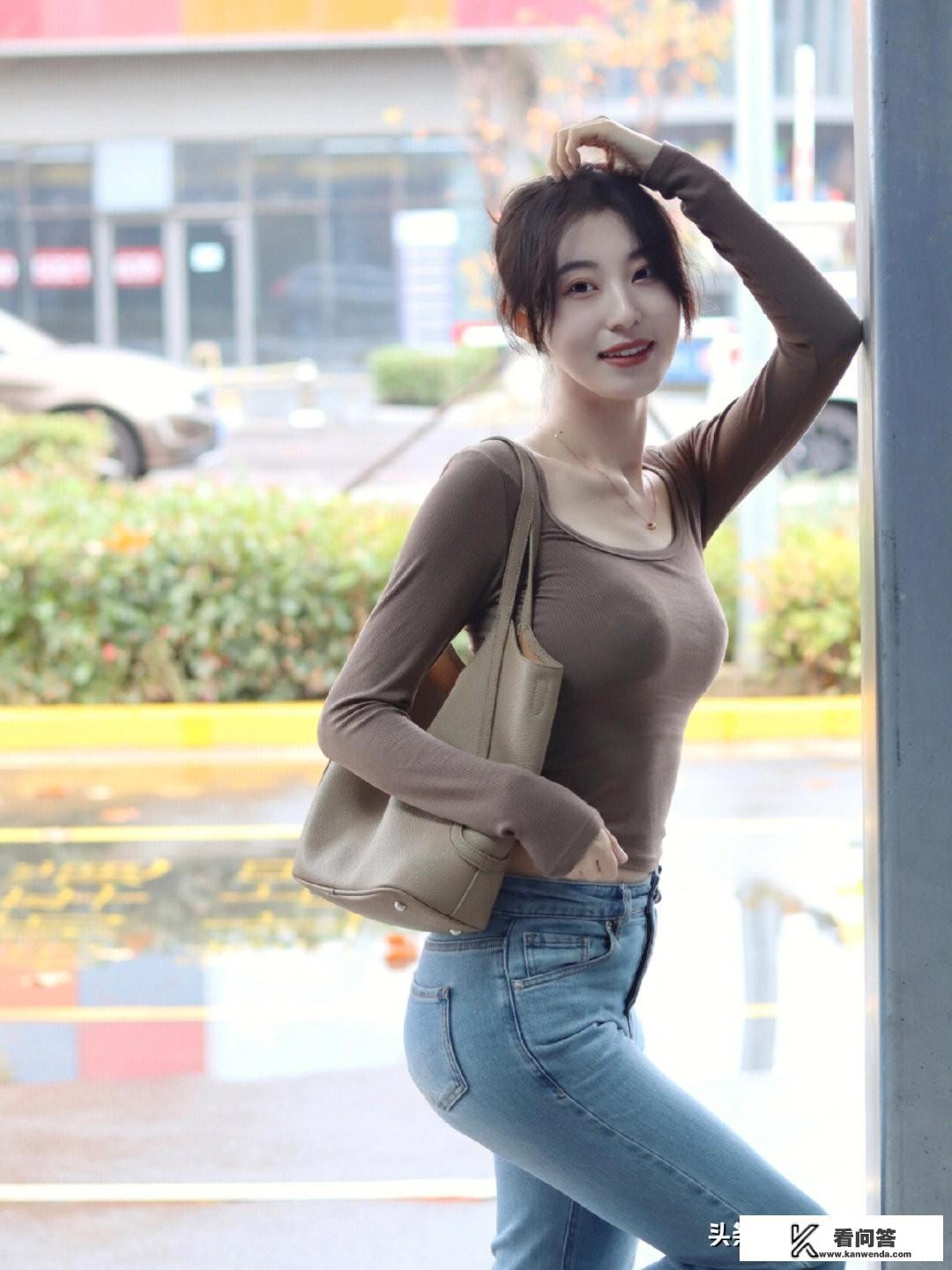 牛仔裤在日常的穿搭中，是出现比较高的单品，怎样穿搭才好看？