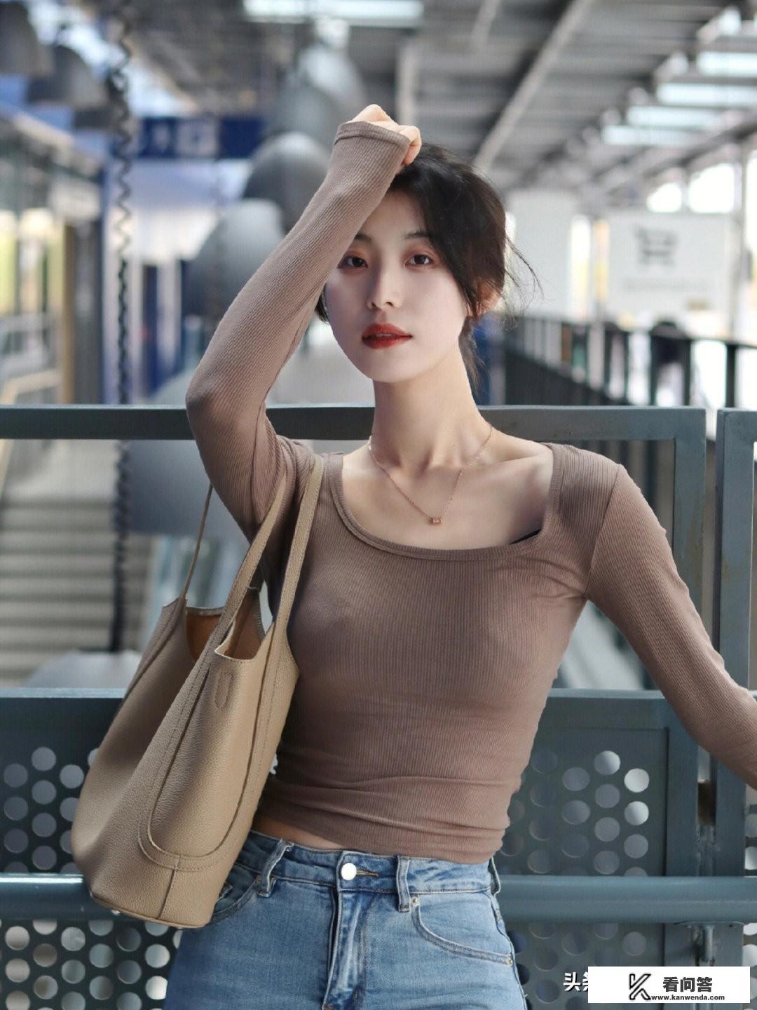 牛仔裤在日常的穿搭中，是出现比较高的单品，怎样穿搭才好看？