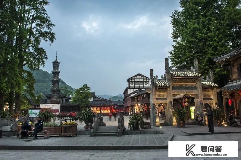 成都附近100公里内，最好玩的景点和古镇你认为是哪里？