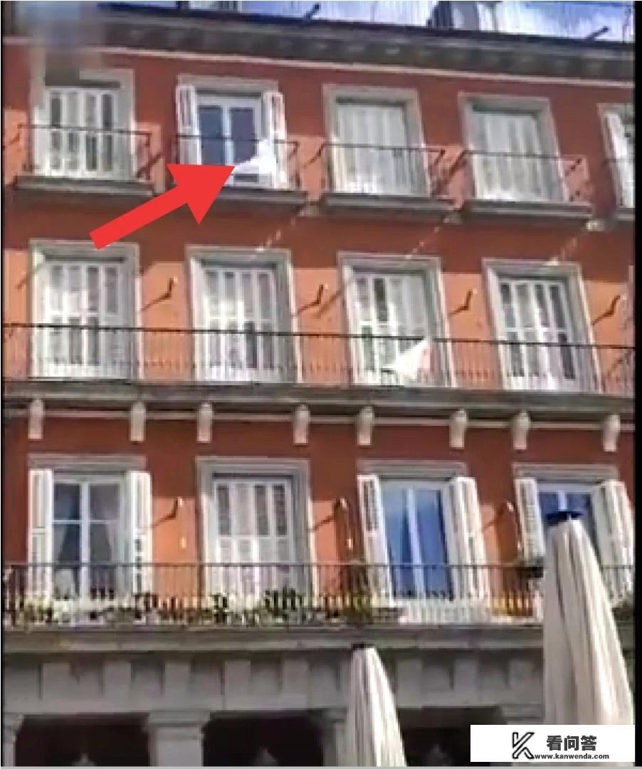 阿贾克斯球迷在场外一脚射中体育场上空的皇马队旗，你怎么看？