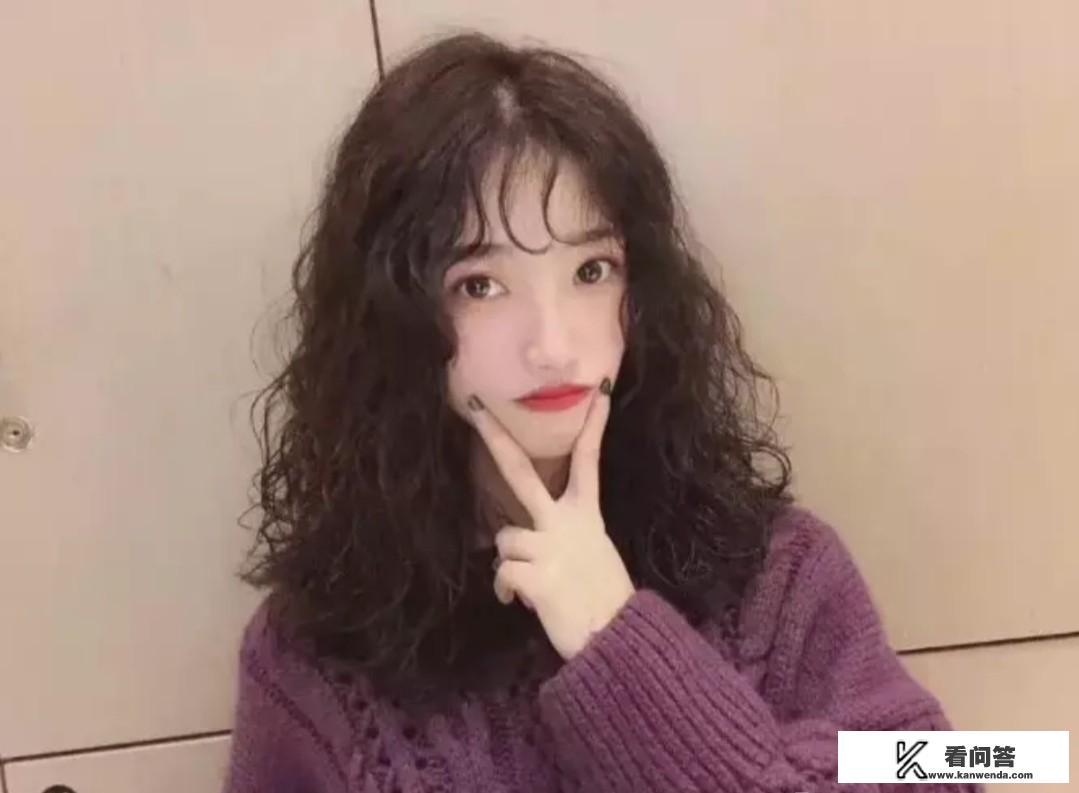 有哪些简单好打理的女性烫发发型推荐？