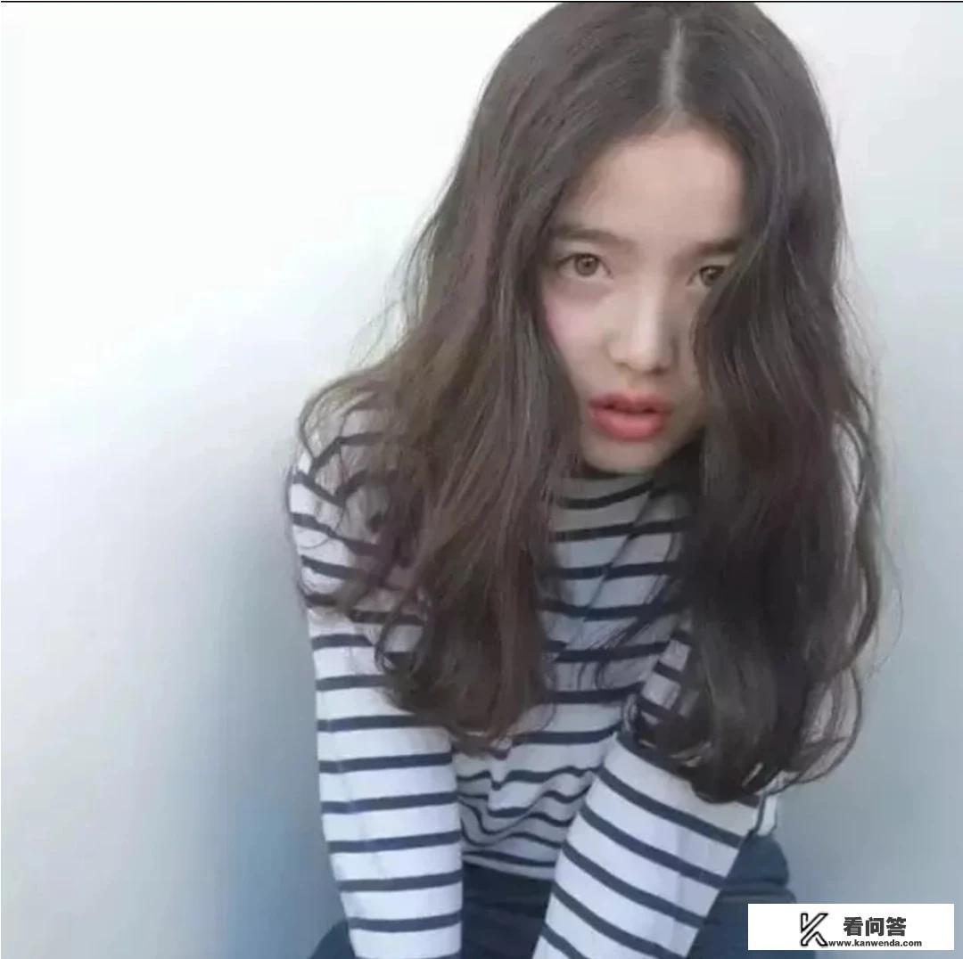 有哪些简单好打理的女性烫发发型推荐？