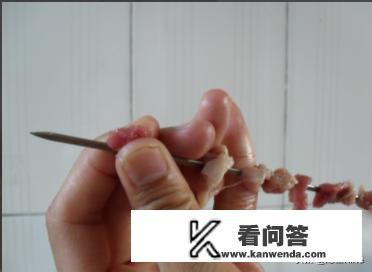 怎样自己串羊肉串？
