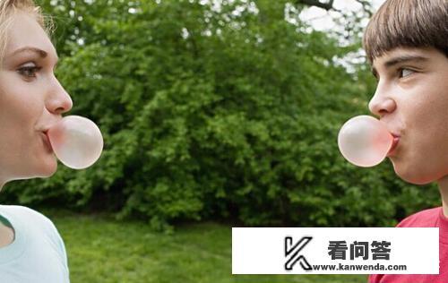 口香糖咽进肚子里会怎么样？