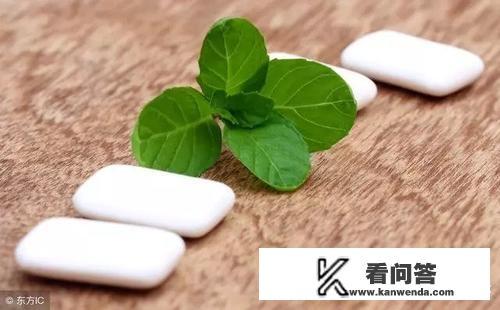 口香糖咽进肚子里会怎么样？