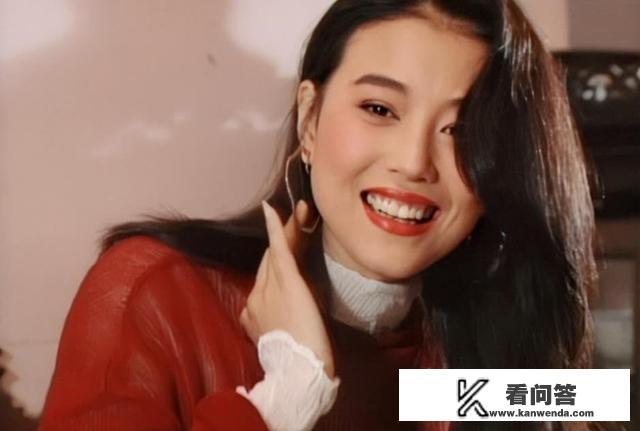 51岁的周海媚素颜年轻吗？