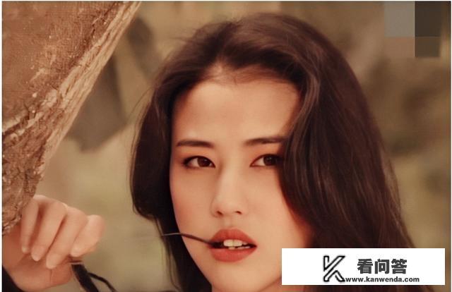 51岁的周海媚素颜年轻吗？