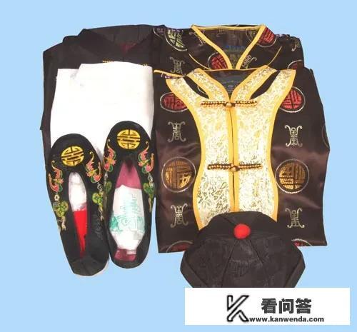 老人在快去世时要穿上寿衣，“穿寿衣”的习俗是怎么来的？