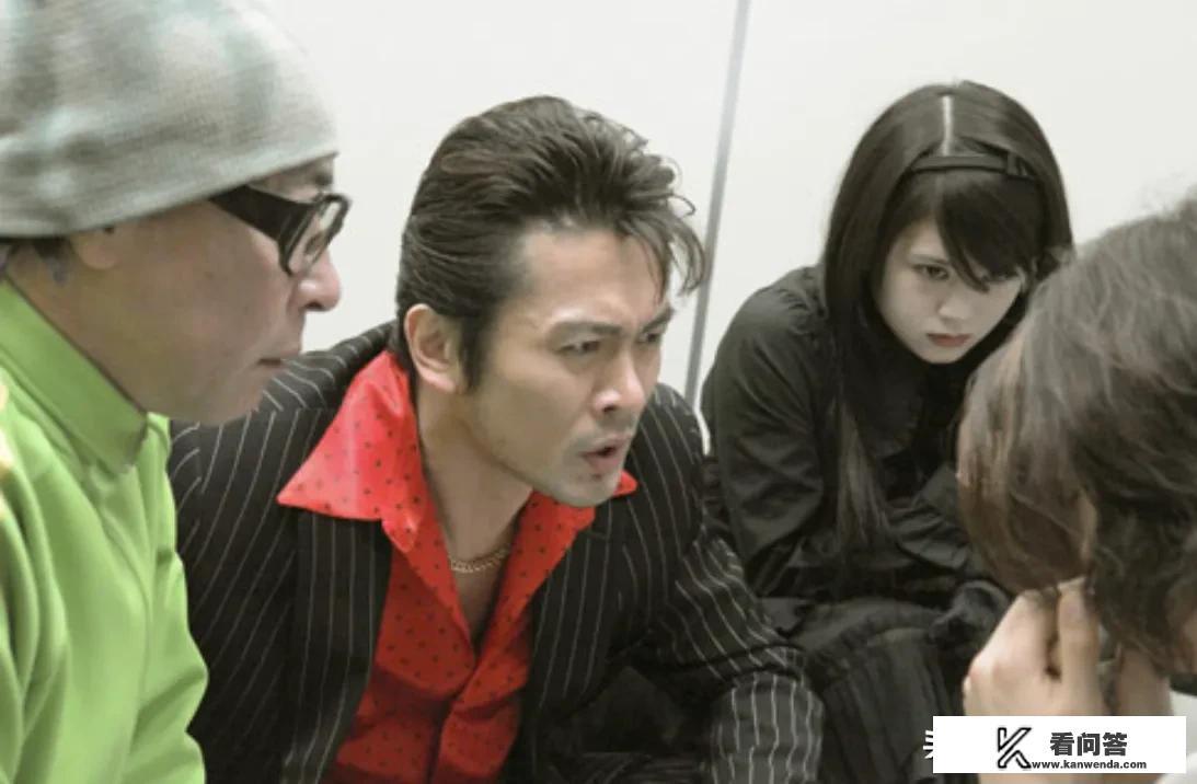 小小梦魇女人坐电梯怎么过？