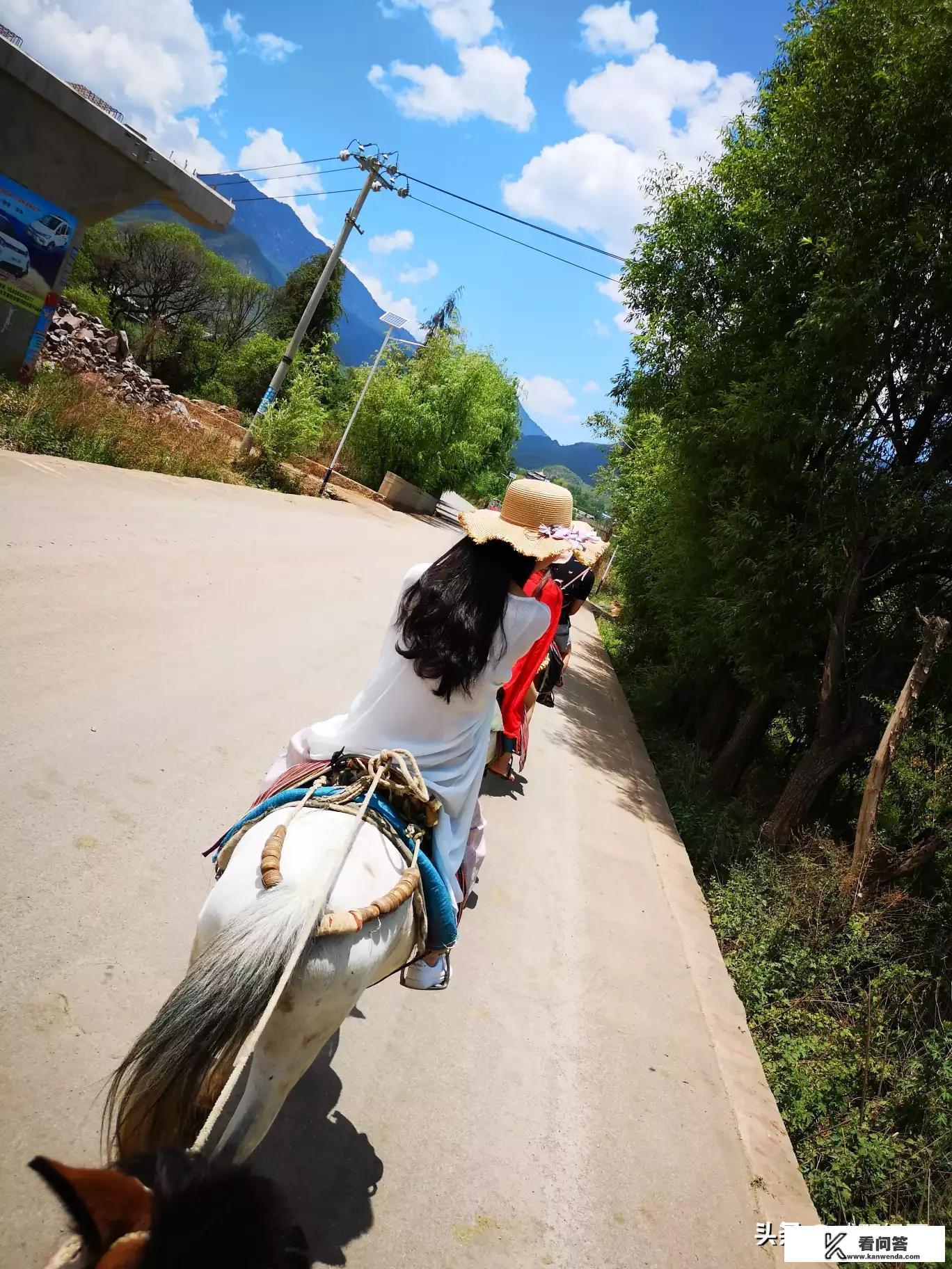 去云南旅游，哪些景点是必去的，有详细的攻略和建议吗？