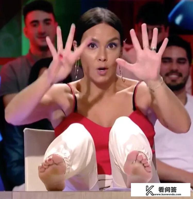 C罗在欧冠用5根手指嘲讽床单军团,可西班牙女星亮出19根指头予以还击,你怎么? C罗在欧冠用5根手指嘲讽床单军团,可西班牙女星亮出19根指头予以还击,你怎么?